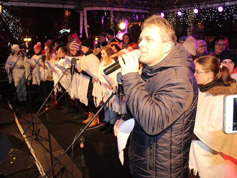 Česko zpívá koledy - náměstí Krále Jiřího z Poděbrad v Chebu