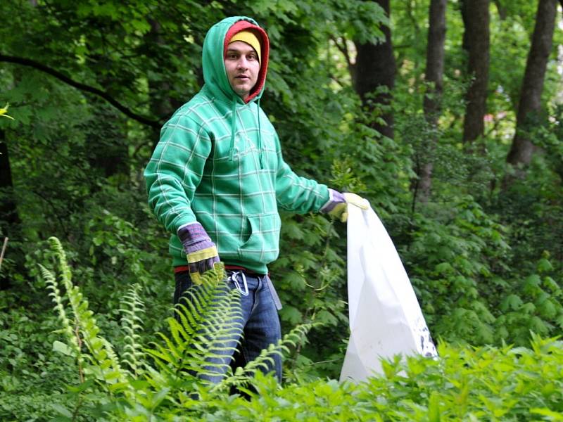 Ašané v sobotu vyklízeli park mezi Hedvábnickou a Mikulášskou ulicí.