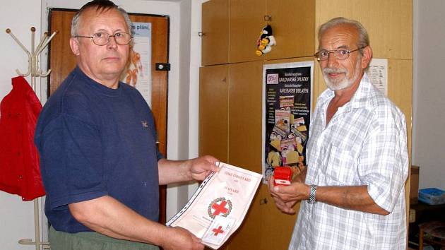 Dobrovolný dárce krve Richard Meister (vpravo) dostal Zlatý kříž a pamětní list z rukou řečditele chebského ČČK Stanislava Flettra