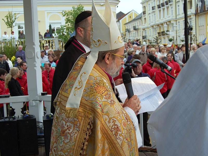 Ani špatné počasí neodradilo tisícovky hostů, aby se v sobotu zúčastnily slavnostního zahájení 217. lázeňské sezóny ve Františkových Lázních.