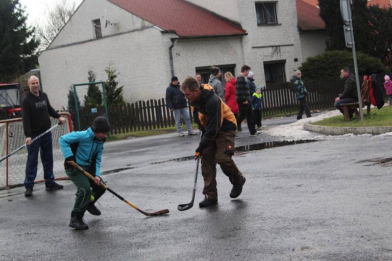 TRADICE. Oslavy příchodu nového roku se v Milíkově neobejdou bez srandamače v hokeji. 