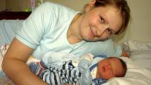 ŠIMON BÖHM se poprvé rozkřičel v neděli 7. prosince v 8.05 hodin. Při narození vážil 2700 gramů a měřil 48 centimetrů. Doma v Chebu už netrpělivě čeká na návrat maminky Lenky a synka Šimona tatínek David.