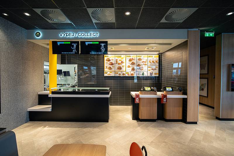 V centru Chebu se v pátek 17. prosince otevřely dveře restaurace McDonald’s. Ta nabízí 90 míst k  sezení uvnitř padesát osm míst na zahrádce, moderní interiér, digitální objednávkové kiosky i objednávky z auta - McDrive.