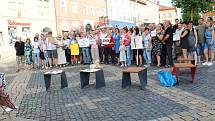 Na chebském náměstí Krále Jiřího z Poděbrad protestovala proti Andreji Babišovi zhruba stovka demonstrujících.