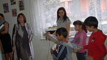 Vlastnoručně vyrobenou mozaikou a kytičkou potěšily děti z SOS dětské vesničky v Karlových Varech Ivanu Zemanovou. Ta SOS dětskou vesničku navštívila v rámci svého programu. 