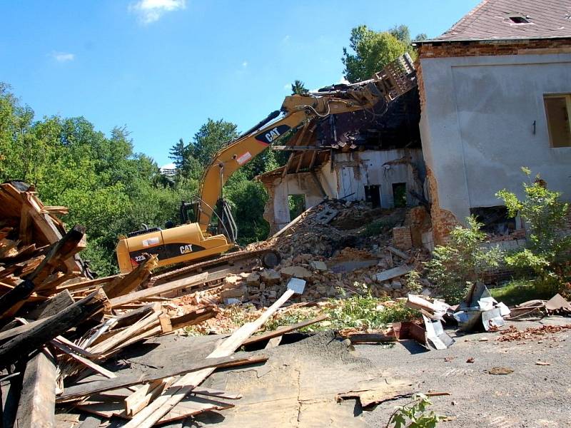 ZBYTEK BÝVALÉ restaurace Myslivna v Chebu, do které se pustil bagr a rozebral ji do základů. 