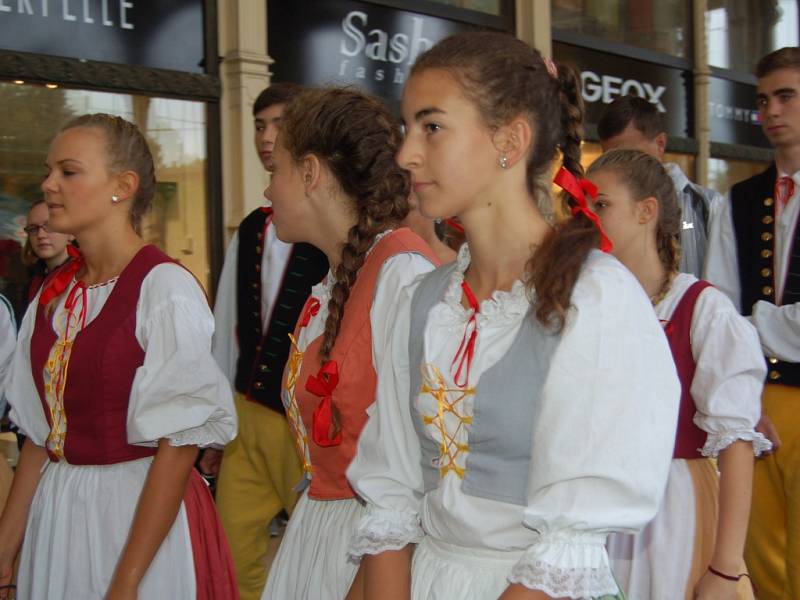 MARIÁNKY PATŘILY FOLKLORU. Mezinárodní folklorní festival Mariánský podzim se tradičně uskutečnil v Mariánských Lázních. Kromě vystoupení na kolonádě nebo v anglikánském kostele měli místní i hosté možnost spatřit krásu lidových krojů při průvodu městem. 