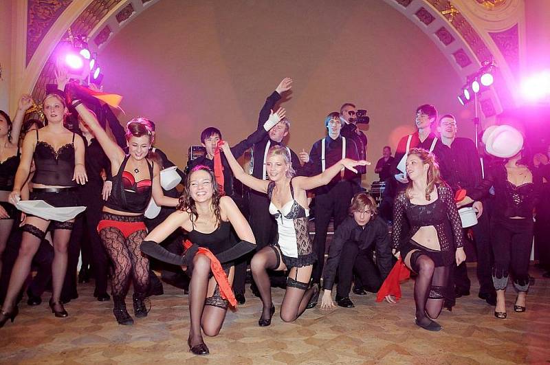V prostorách Ingo Casina ve Františkových Lázních se konal maturitní ples chebského gymnázia.