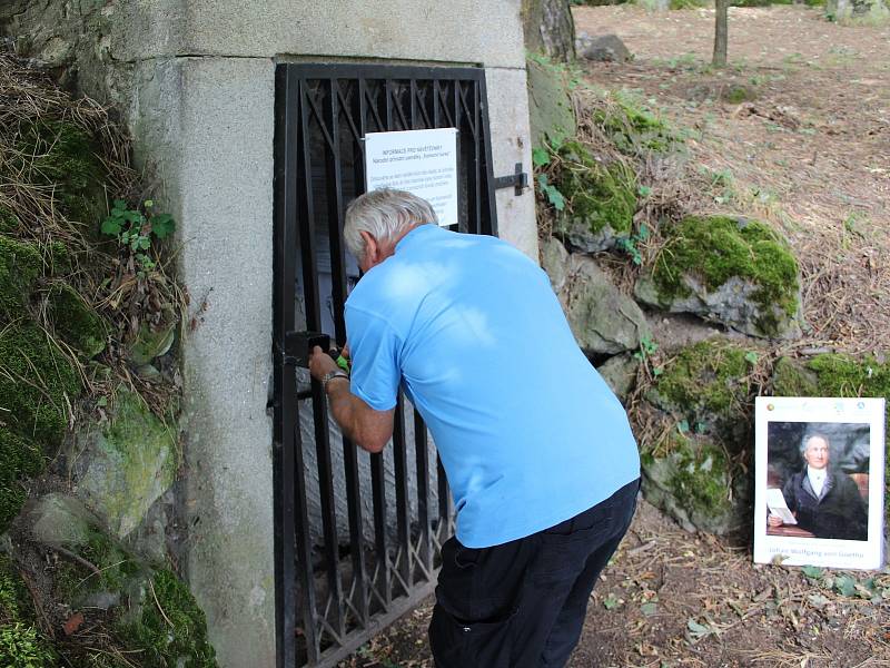 Během sobotního odpoledne se mohli lidé výjimečně podívat do útrob nové štoly pod vyhaslou Komorní hůrkou.