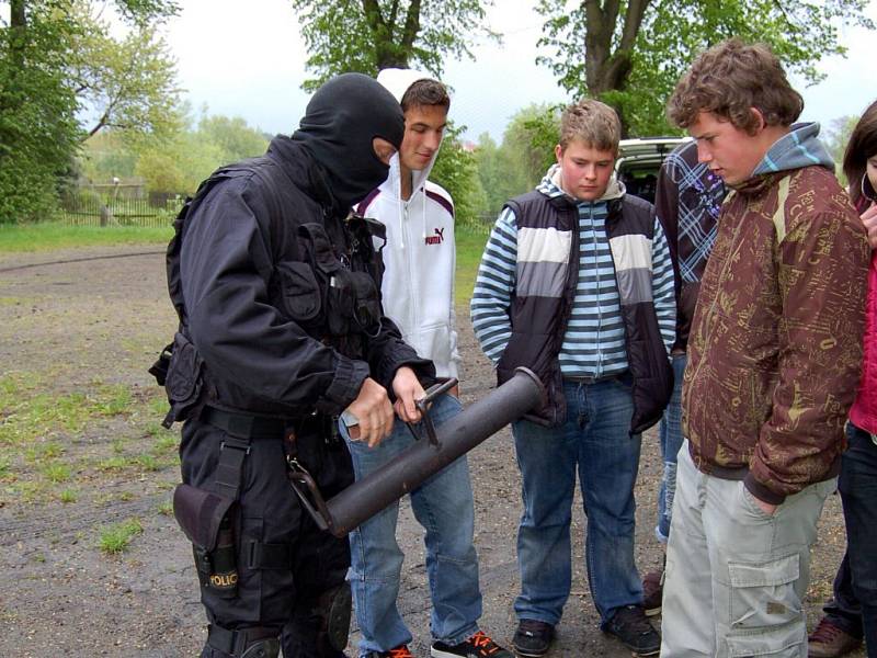 Policisté z pořádkové jednotky navštívili základní školu v Plesné