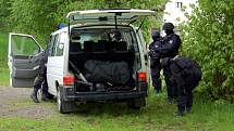 Policisté z pořádkové jednotky navštívili základní školu v Plesné