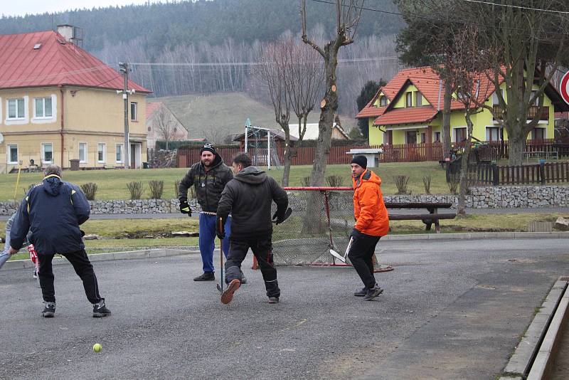 Tradici silvestrovského hokeje udržují v Milíkově už desítky let.