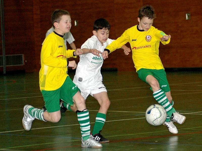 VE SPORTOVNÍ  hale v Chebu se dnes utkají mládežnická družstva U 10  na fotbalovém turnaji O pohár starosty Františkových Lázní. Klání se účastní celky ze tří zemí – Německa, Polska a České republiky.  