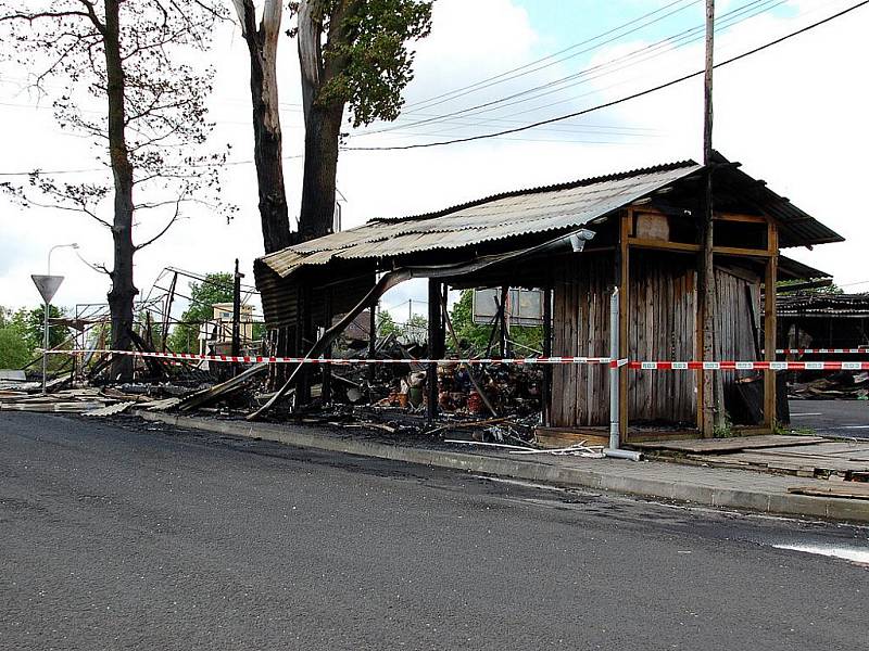 CELKEM 13 stánků lehlo popelem, když v noci zachvátil požár vietnamskou tržnici ve Vojtanově na Chebsku. 