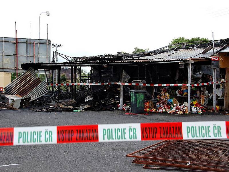 CELKEM 13 stánků lehlo popelem, když v noci zachvátil požár vietnamskou tržnici ve Vojtanově na Chebsku. 