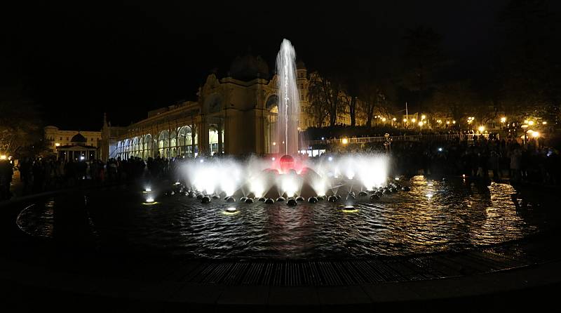 Zpívající fontána v Mariánských lázních letos hrála v sobotu večer naposledy.