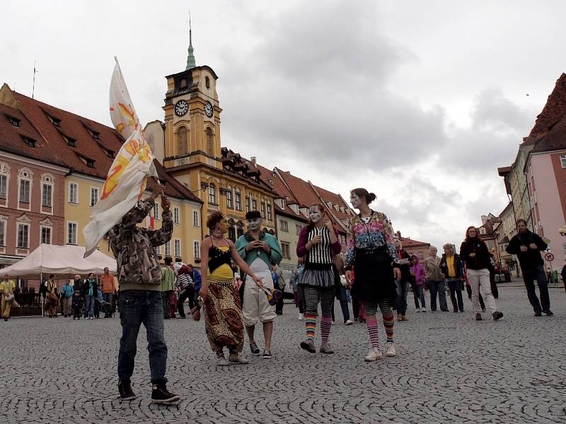 Cheb patřil Letnímu bláznění. Ačkoliv počasí příliš letní nebylo a program se konal v KC Svoboda, diváci o průvod nepřišli. 