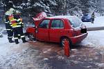 K nehodě jednoho osobního auta vyjížděli hasiči ze stanice Kraslice a dobrovolní hasiči z Lubů. Na silnici pokryté sněhem z Kraslic na Luby narazilo osobní auto do betonového sloupu, který po nárazu spadl. Naštěstí spadl těsně mimo vozidlo. 