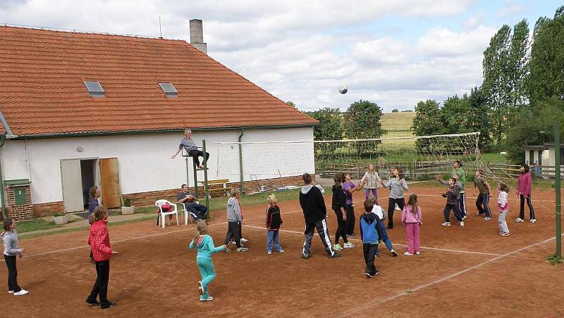  Letošní ročník  tradičního  ´Sportovního a tanečního  tábora Sorkov´  zítra končí. Vyřádilo se na něm 150  mladých sportovců.