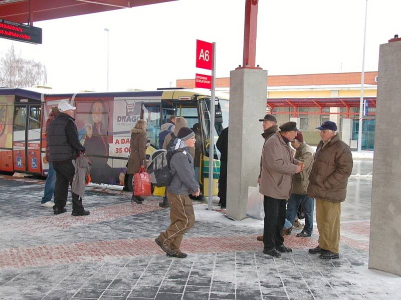 CESTUJÍCÍ NEJEN Z CHEBU si nemohou nový terminál vynachválit. Včera využili hned několika autobusových spojů. 