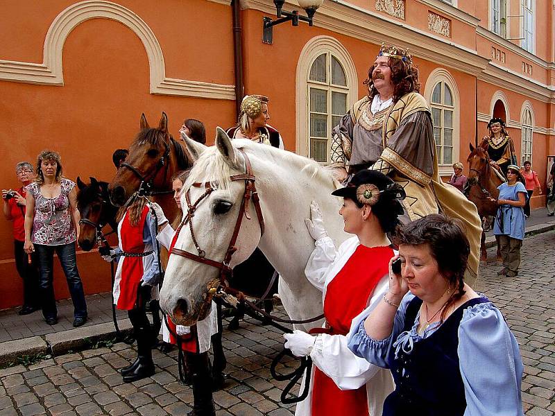 Několik tisíc diváků se přišlo v sobotu podívat na pokračování oslav výročí 950. let od první písemné zmínky o Chebu na chebské náměstí Krále Jiřího z Poděbrad. 