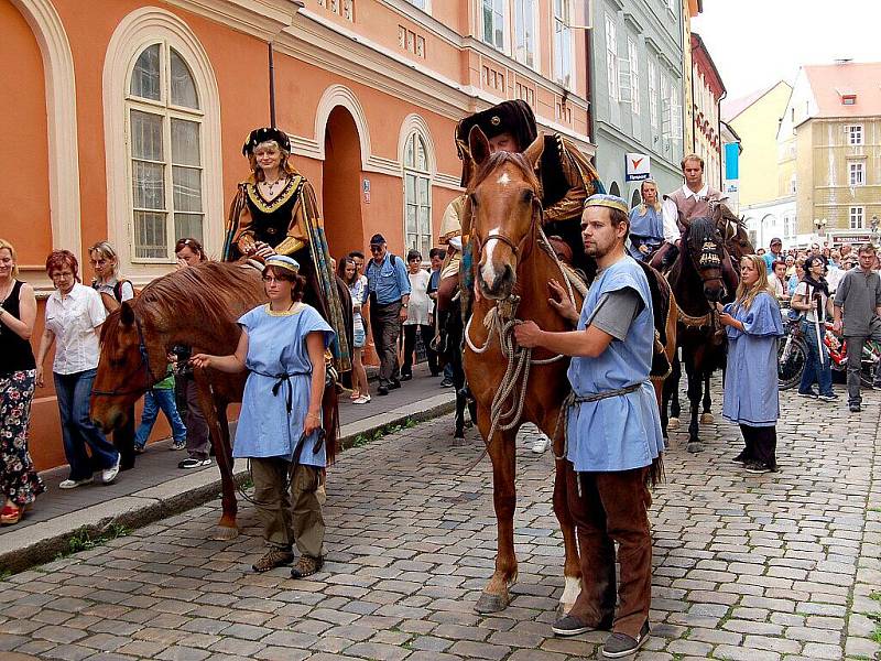 Několik tisíc diváků se přišlo v sobotu podívat na pokračování oslav výročí 950. let od první písemné zmínky o Chebu na chebské náměstí Krále Jiřího z Poděbrad. 