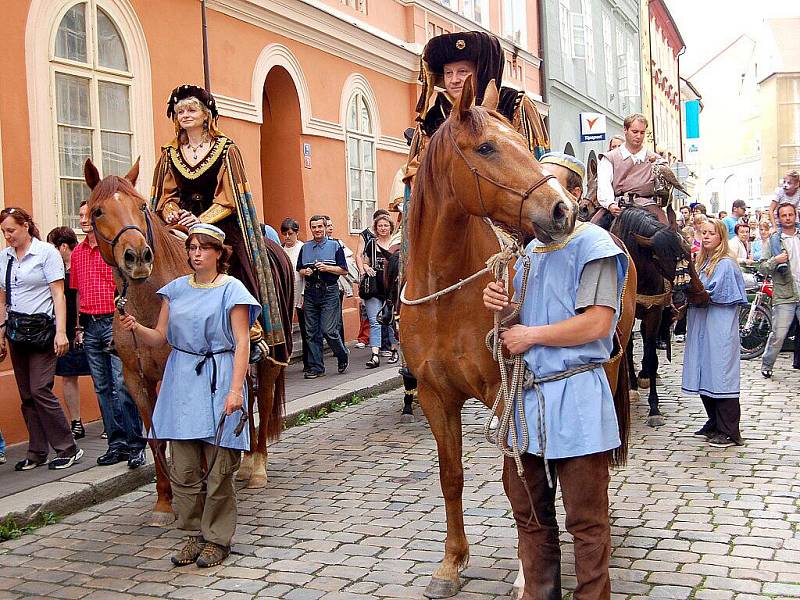 Několik tisíc diváků se přišlo v sobotu podívat na pokračování oslav výročí 950. let od první písemné zmínky o Chebu na chebské náměstí Krále Jiřího z Poděbrad. 