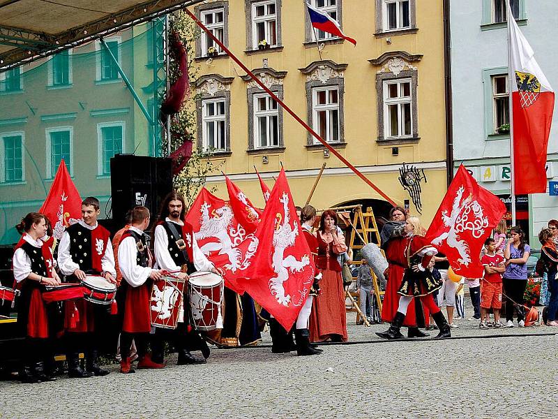 Několik tisíc diváků se přišlo v sobotu podívat na pokračování oslav výročí 950. let od první písemné zmínky o Chebu na chebské náměstí Krále Jiřího z Poděbrad. 