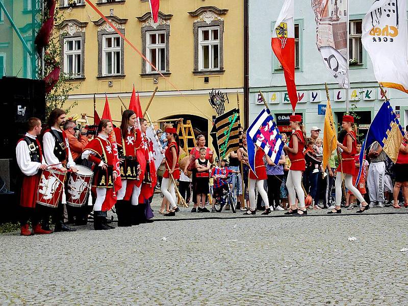 Několik tisíc diváků se přišlo v sobotu podívat na pokračování oslav výročí 950. let od první písemné zmínky o Chebu na chebské náměstí Krále Jiřího z Poděbrad. 