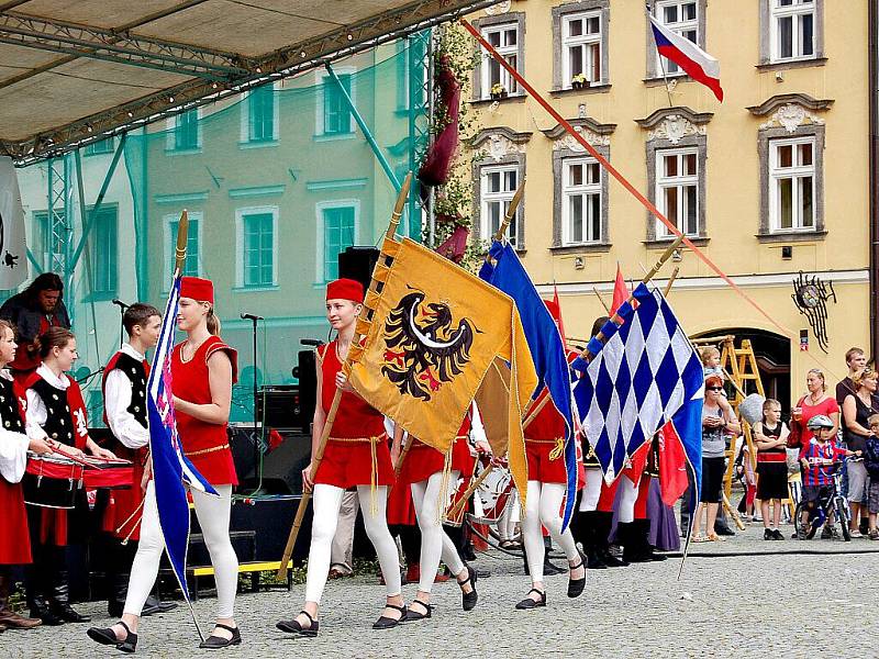 Několik tisíc diváků se přišlo v sobotu podívat na pokračování oslav výročí 950. let od první písemné zmínky o Chebu na chebské náměstí Krále Jiřího z Poděbrad. 