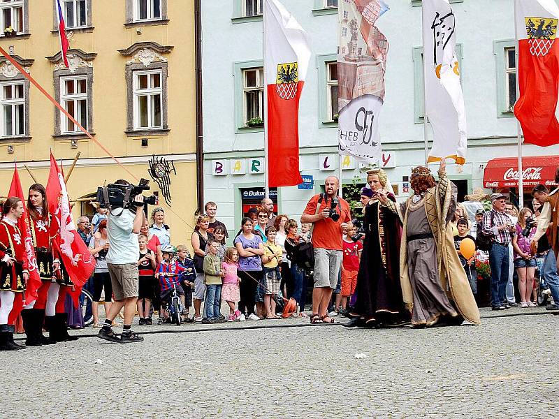 Několik tisíc diváků se přišlo v sobotu podívat na pokračování oslav výročí 950. let od první písemné zmínky o Chebu na chebské náměstí Krále Jiřího z Poděbrad. 