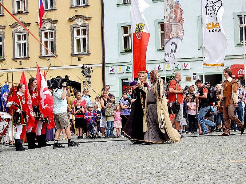 Několik tisíc diváků se přišlo v sobotu podívat na pokračování oslav výročí 950. let od první písemné zmínky o Chebu na chebské náměstí Krále Jiřího z Poděbrad. 