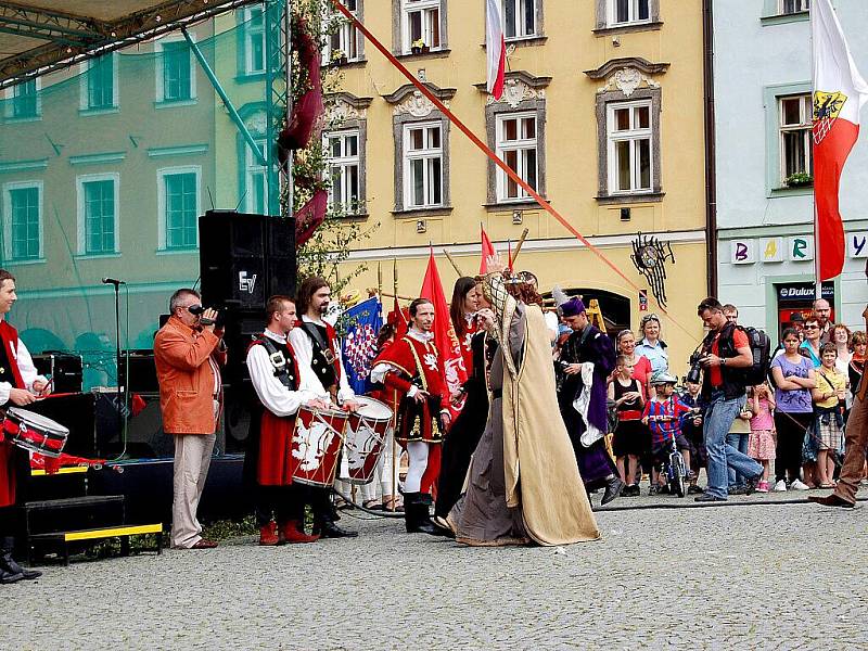 Několik tisíc diváků se přišlo v sobotu podívat na pokračování oslav výročí 950. let od první písemné zmínky o Chebu na chebské náměstí Krále Jiřího z Poděbrad. 