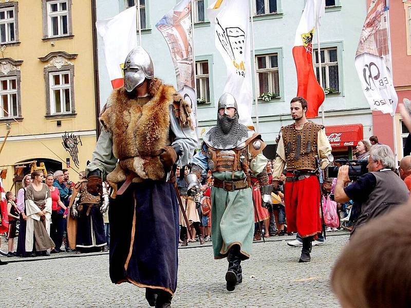 Několik tisíc diváků se přišlo v sobotu podívat na pokračování oslav výročí 950. let od první písemné zmínky o Chebu na chebské náměstí Krále Jiřího z Poděbrad. 