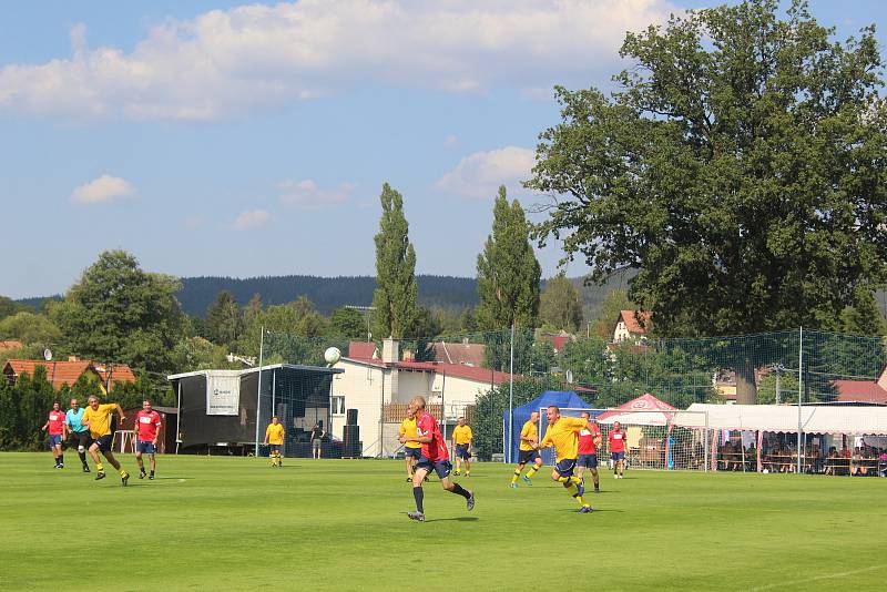 V Dolním Žandově oslavovali fotbalisté třicetileté výročí postupu.