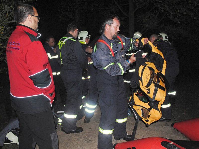 V autocampu Luxor cvičili dobrovolní hasiči z karlovarského kraje záchranu obyvatelstva při živelních pohromách