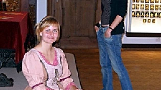 Studentka Veronika Bolgáčová v historickém kostýmu na muzejní noci v Chebu