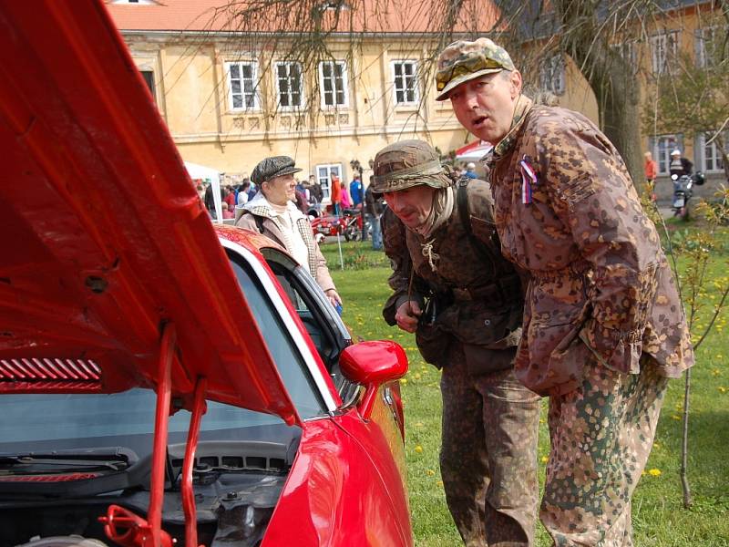 Budovatelské písně znějící z rozhlasu a v průvodu stovky lidí. Tak vypadal v pořadí již třetí ročník oslavy Prvního máje v Novém Kostele na Chebsku.