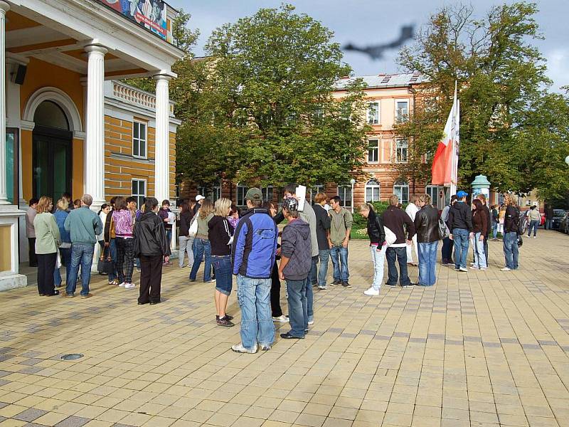 Začátek školního roku začal na chebské Integrované střední škole zajímavě. Přivítat studenty přijel známý houslista Jaroslav Svěcený.  