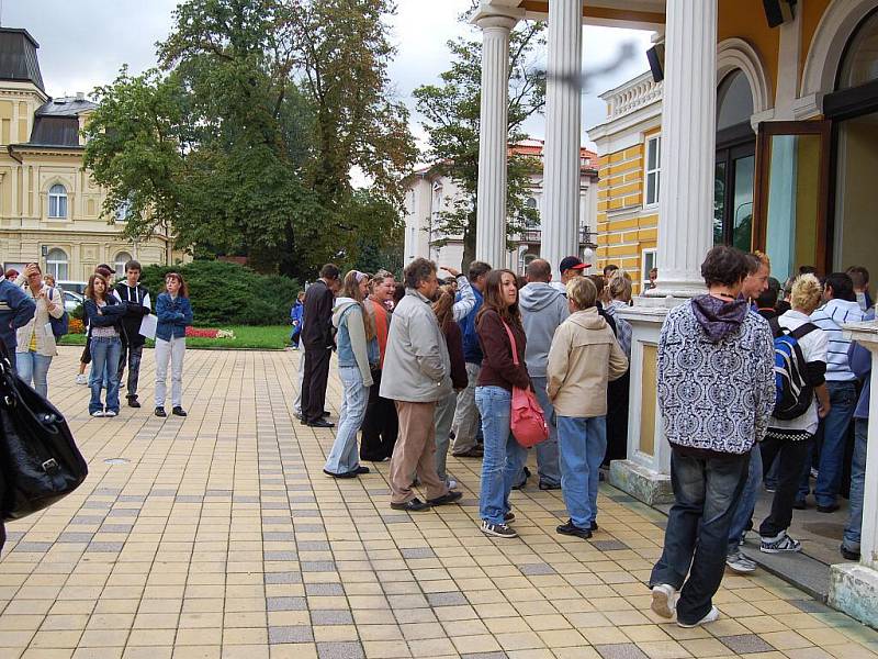 Začátek školního roku začal na chebské Integrované střední škole zajímavě. Přivítat studenty přijel známý houslista Jaroslav Svěcený.  