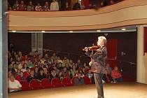 Začátek školního roku začal na chebské Integrované střední škole zajímavě. Přivítat studenty přijel známý houslista Jaroslav Svěcený.  