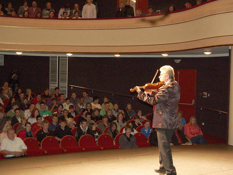Začátek školního roku začal na chebské Integrované střední škole zajímavě. Přivítat studenty přijel známý houslista Jaroslav Svěcený.  
