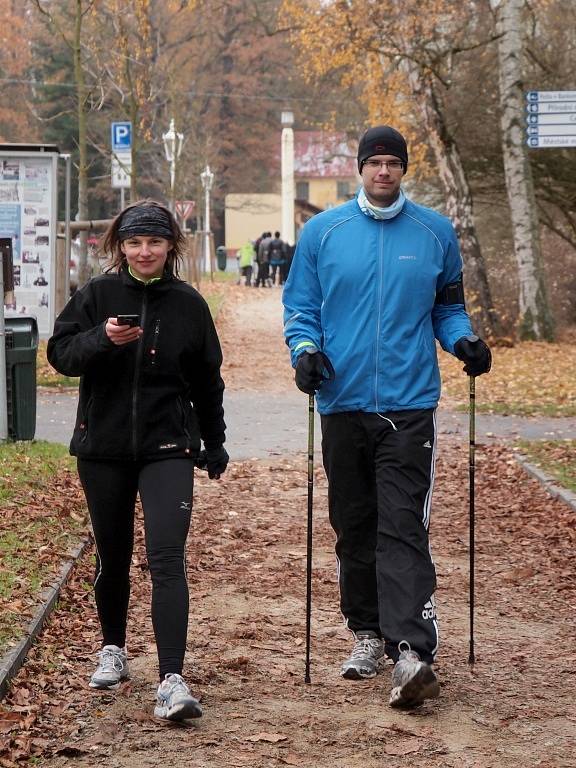 Běžecký happening pořádala Běžecká škola Miloše Škorpila ve spolupráci s Farní charitou Cheb. A ti, kteří se zúčastnili letošní 'Františkolázeňské 23hodinovky', pomáhali chebské organizaci Joker, stejně jako v minulém roce.