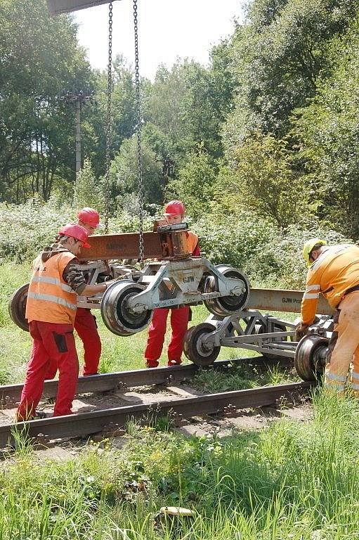 PRÁCE NA POSLEDNÍ ČÁSTI třetího tranzitního koridoru na trati Cheb Cheb státní hranice jsou v plném proudu. Stavebníci právě nyní připravují okolí kolem trati pro novou etapu. 