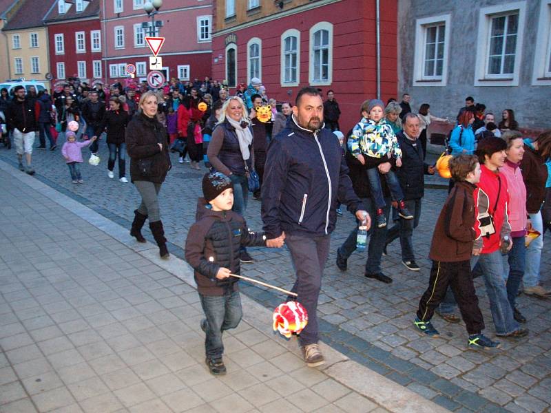 Tradiční lampionový průvod se o víkendu vydal z chebského náměstí do areálu Krajinky. Akci oživil také chebský Mládežnický dechový orchestr. 