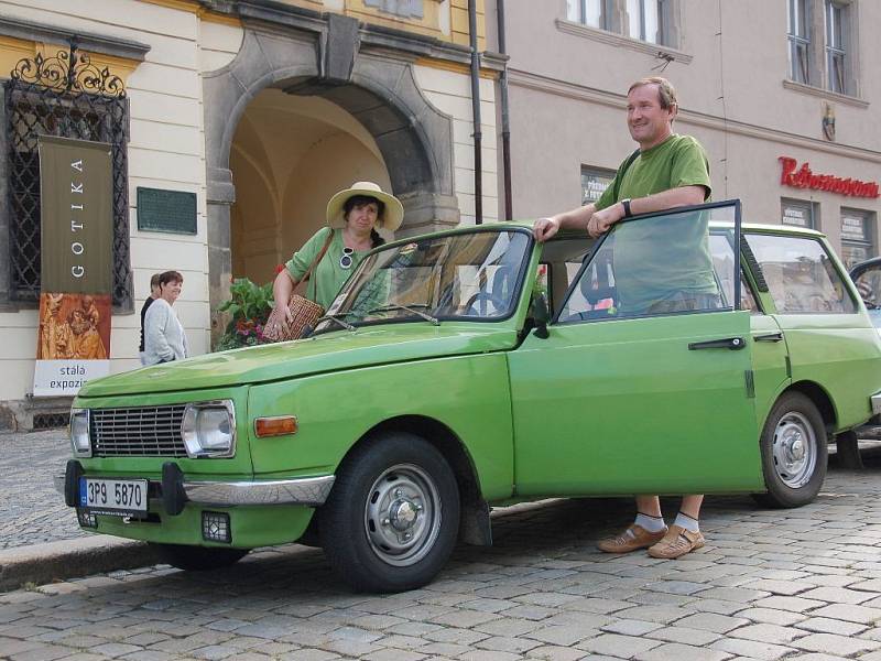 Náměstí ozdobilo sedmnáct nablýskaných trabantů.