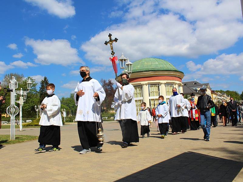 Během žehnání pramenům museli lidé dodržovat epidemiologická nařízení.