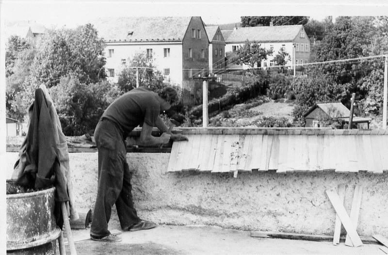 Archivní fotografie z pokusu o záchranu hradu Vildštejn v osmdesátých letech.