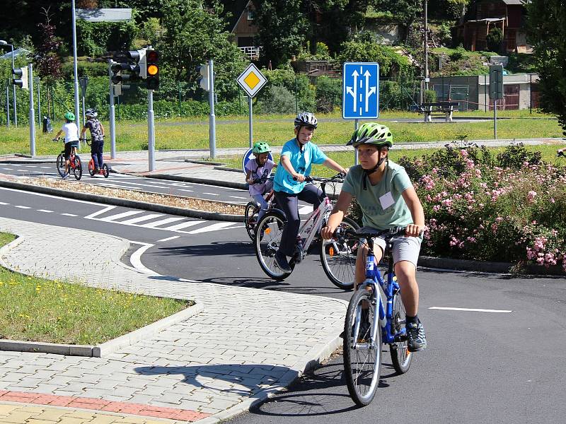 Děti nejen z Chebska si užily další příměstský tábor v Domě dětí a mládeže Sova v Chebu. Během týdne si vylezly na horolezeckou stěnu, svezly se na kánoích, povozily se na koních anebo si vyšláply do terénu.