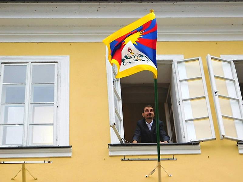 NA CHEBSKÉ radnici visí tibetská vlajka po devíti letech.